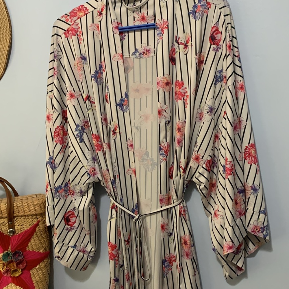 Beautiful floral duster PTP 24 inches - Picture 2 of 5